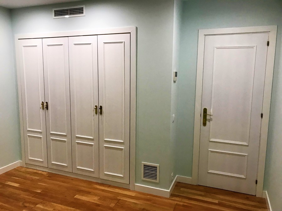 Foto: Puertas de Armario Lacadas y con Molduras de WALOBRAS Reformas