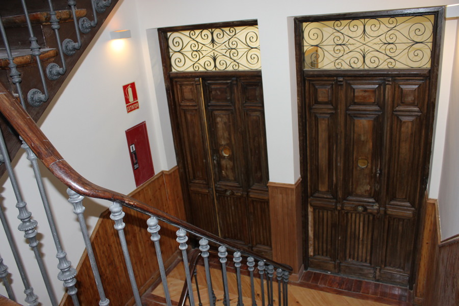 Puertas y escalera