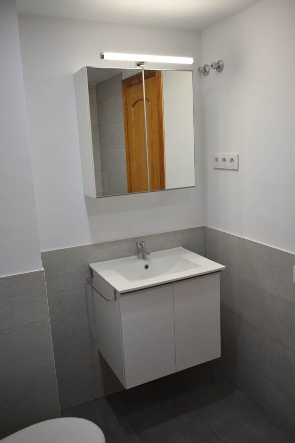 puesto el mueble espejo con la luz