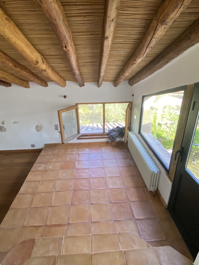 Pulido y barnizado de las vigas del forjado e instalación de ventanas.