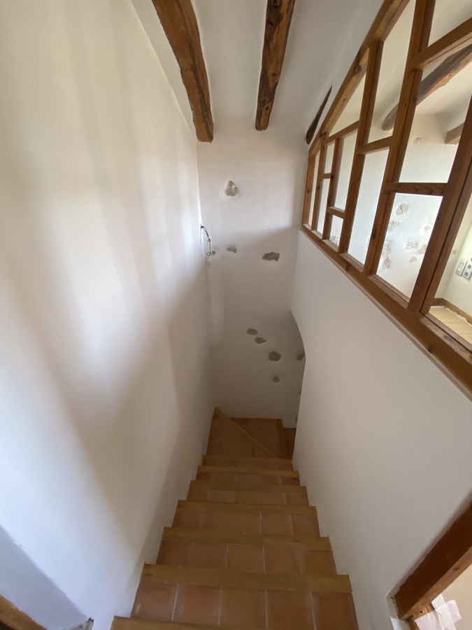 Pulido y barnizado de las vigas del forjado y de las ventanas de madera.
