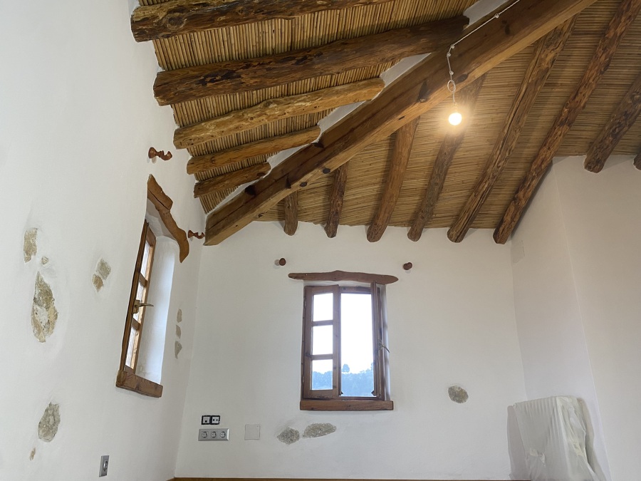 Pulido y barnizado de las vigas del forjado y de las ventanas de madera.