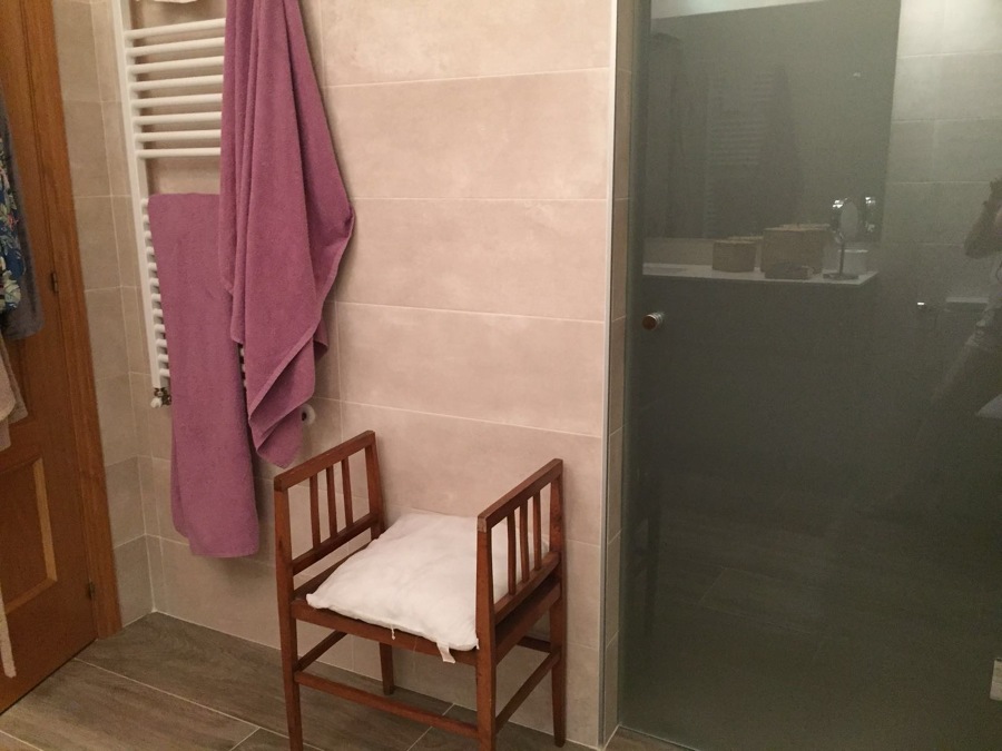 Radiador toallero y puerta de vidrio.