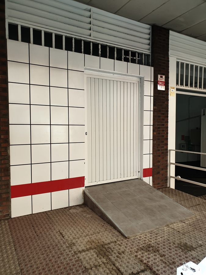 Rampa y puerta de acceso a almacén