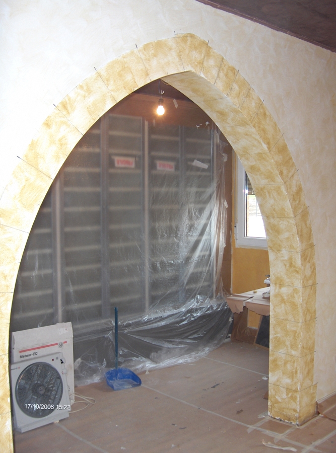 Recreación de arco apuntado y de pintura vieja o agrietada sobre pladur. (proceso)
