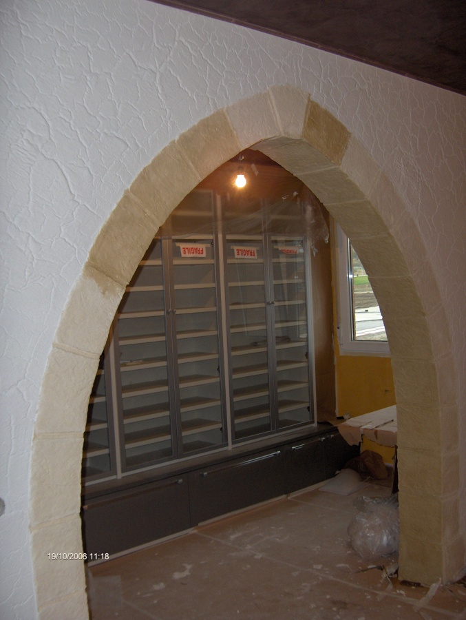Recreación de arco apuntado y de pintura vieja o agrietada sobre pladur. (proceso)