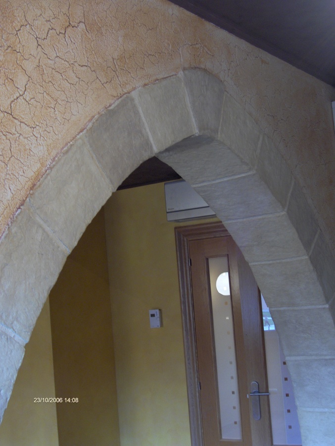Recreación de arco apuntado y de pintura vieja o agrietada sobre pladur. (proceso)