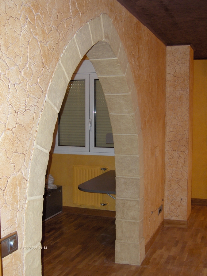 Recreación de arco apuntado y de pintura vieja o agrietada sobre pladur. (proceso)