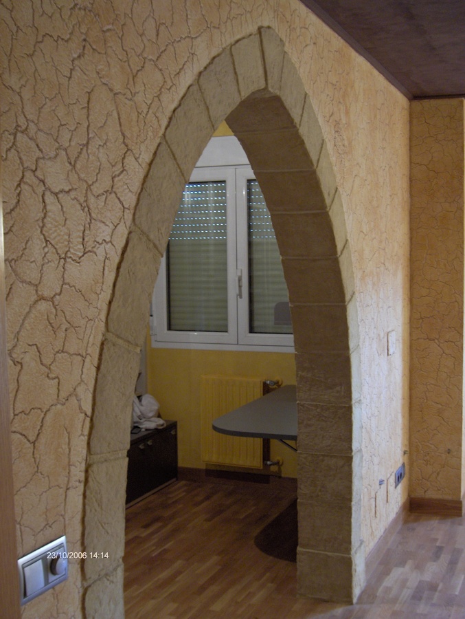 Recreación de arco apuntado y de pintura vieja o agrietada sobre pladur. terminación)