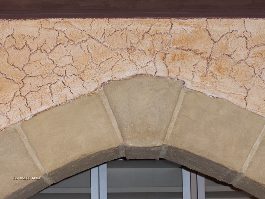Recreación de arco apuntado y de pintura vieja o agrietada sobre pladur. (terminación)