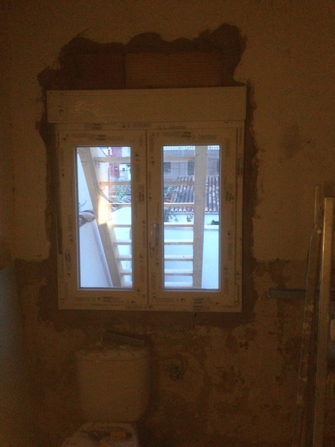 Reforma baño ventana climatizada PVC