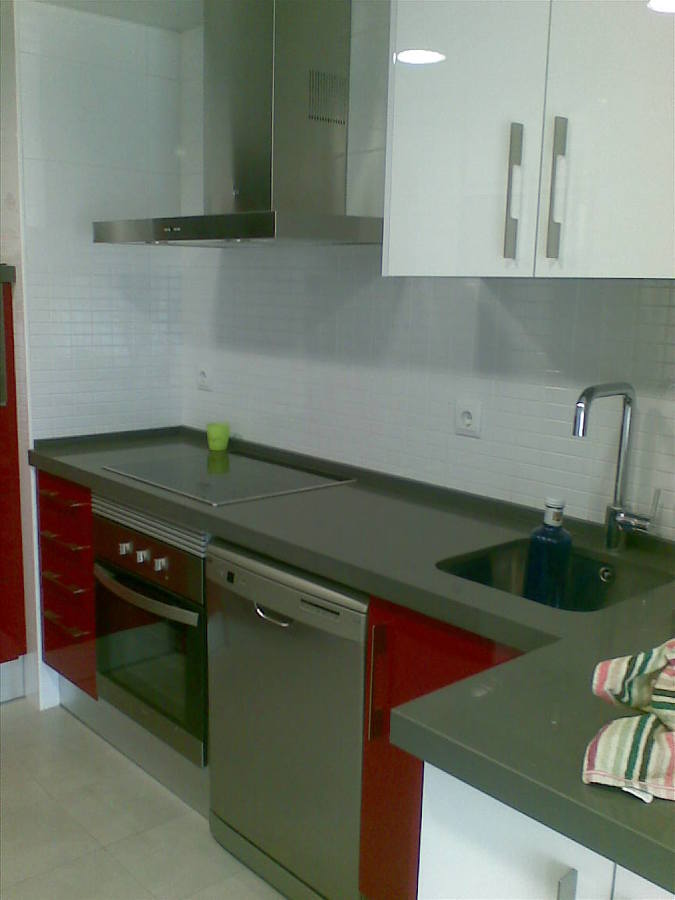 Reforma Cocina 1 - Encimera Silestone gris de una pieza.