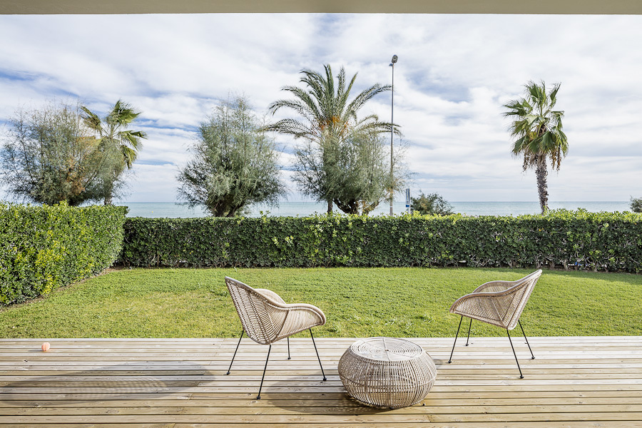 terraza con parquet claro