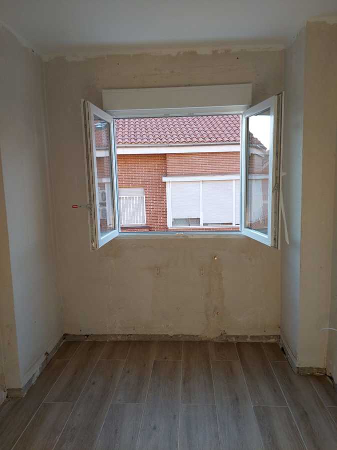 Solado, Cambio de Ventanas, Alisado, Pintado de Paredes de Salón y