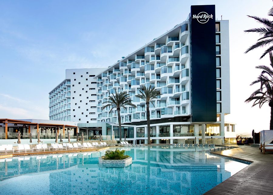 REVESTIMIENTO CON MOSAICO VITREO DE LAS PISCINAS DEL HOTEL HARD ROCK DE IBIZA.