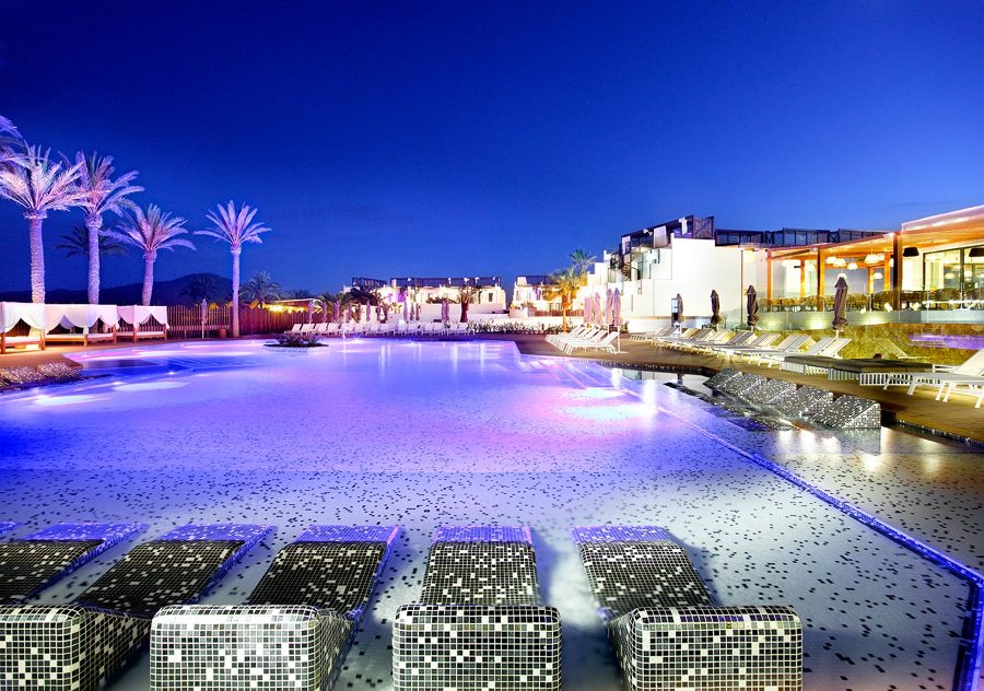 REVESTIMIENTO CON MOSAICO VITREO DE LAS PISCINAS DEL HOTEL HARD ROCK DE IBIZA.