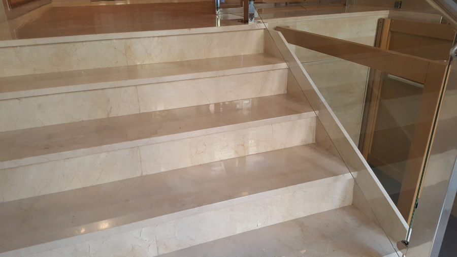 Revestimiento escalera con mármol crema marfil