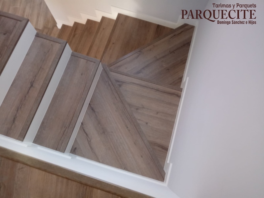 REVESTIMIENTO ESCALERA CON TARIMA LAMINADA AC4 KRONOSWISS ROBLE RIFT