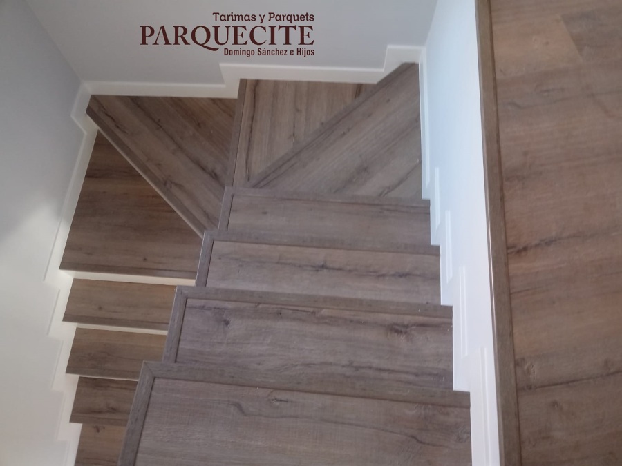 REVESTIMIENTO ESCALERA CON TARIMA LAMINADA AC4 KRONOSWISS ROBLE RIFT