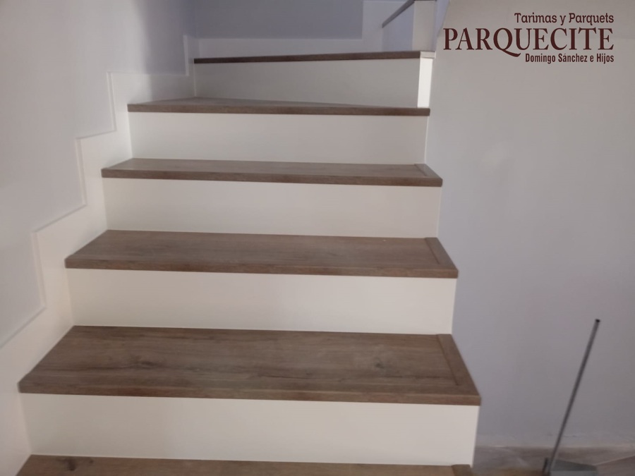 REVESTIMIENTO ESCALERA CON TARIMA LAMINADA AC4 KRONOSWISS ROBLE RIFT