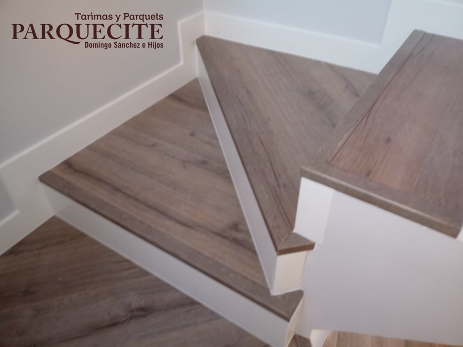 REVESTIMIENTO ESCALERA CON TARIMA LAMINADA AC4 KRONOSWISS ROBLE RIFT