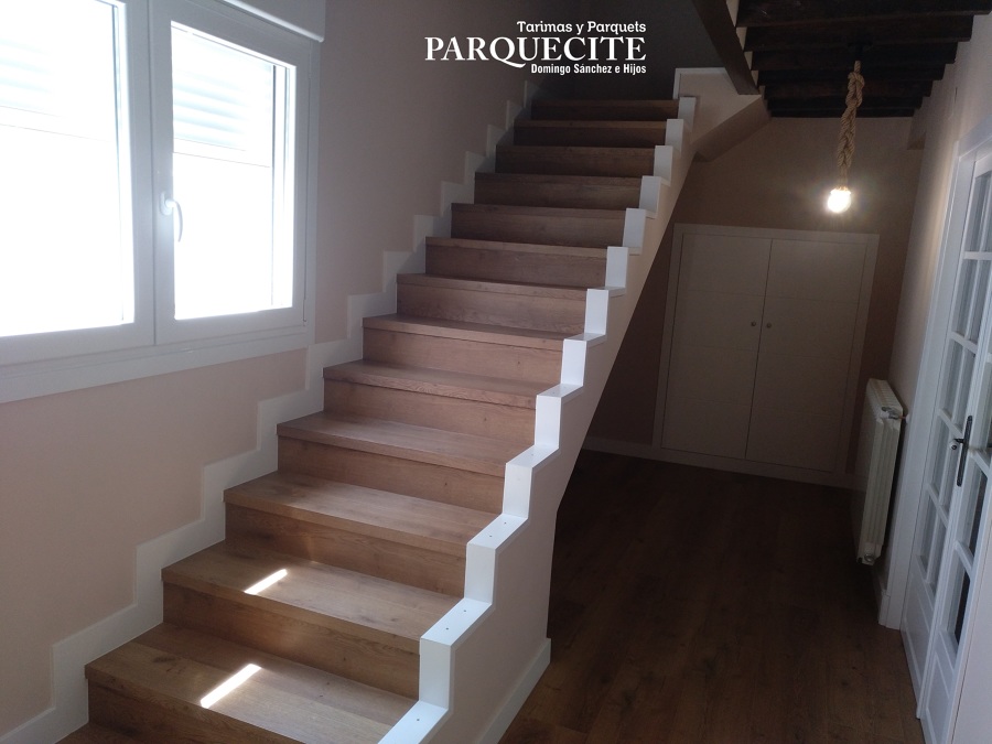 REVESTIMIENTO ESCALERA CON TARIMA LAMINADATARIMA LAMINADA AC5  KRONOTEX TOTTAL ROBLE BERLIN
