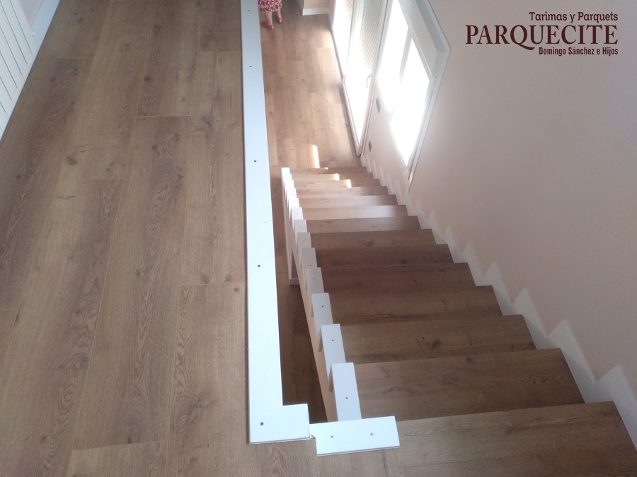 REVESTIMIENTO ESCALERA TARIMA LAMINADA AC5 KRONOTEX TOTTAL ROBLE BERLIN