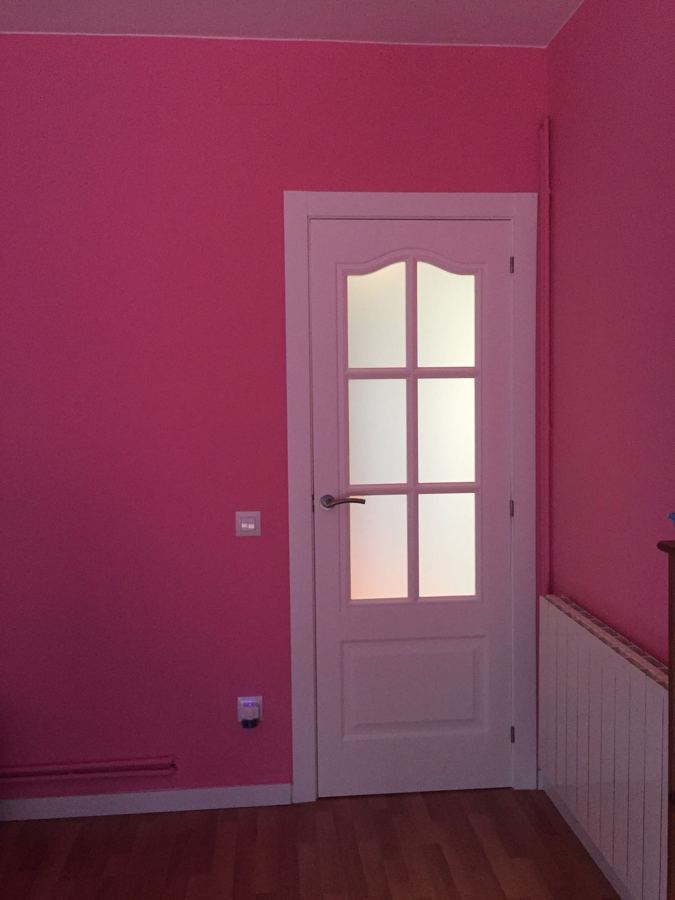 rosa chicle y puerta 