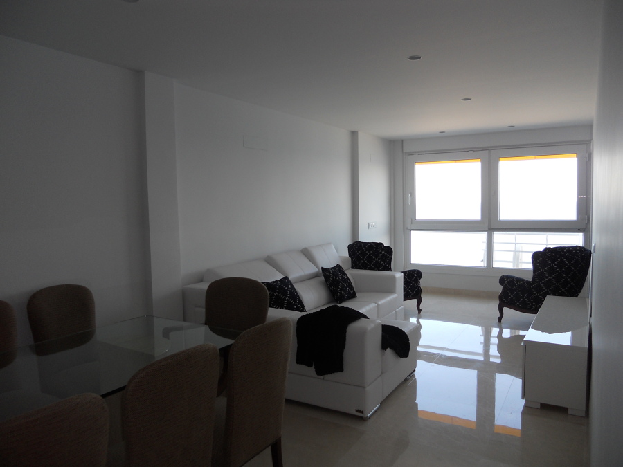 Funcionalidad y Frescura en Primera Línea de Playa | Ideas Reformas