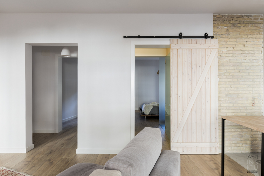 Salón con aperturas en muro estructural
