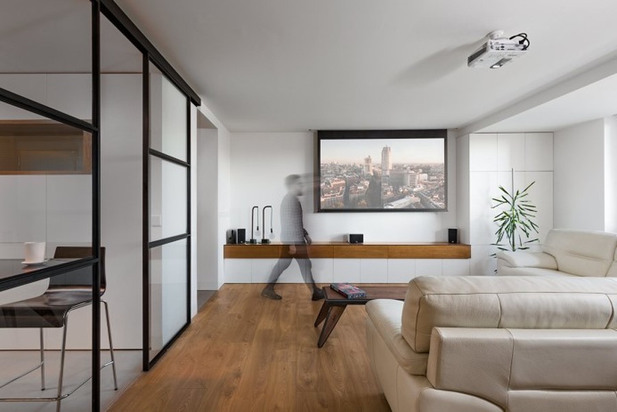 Salón con cocina separada por vidrio