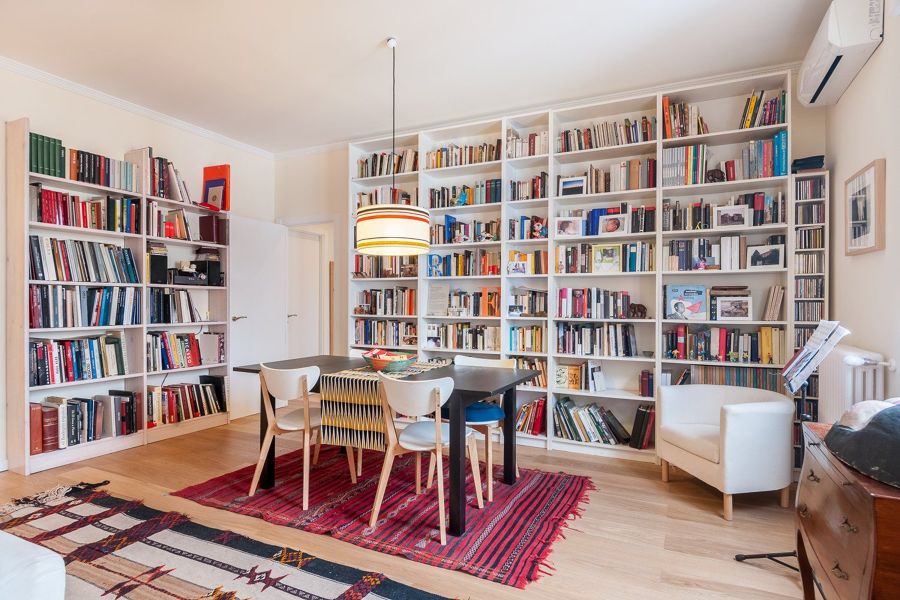 Salón con librería