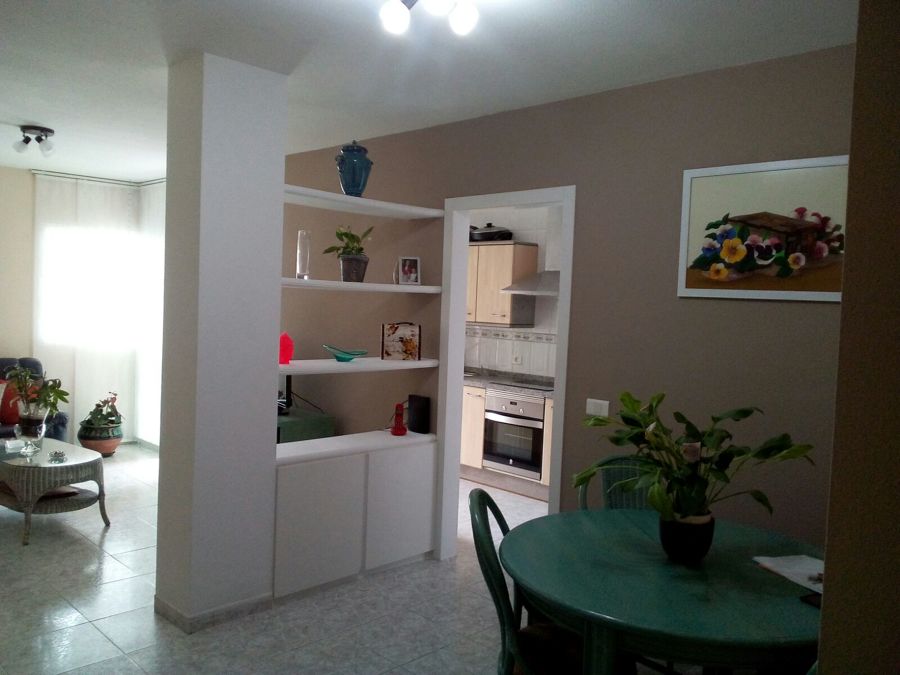 Salón despues de pintura. Anulación puerta cocina.