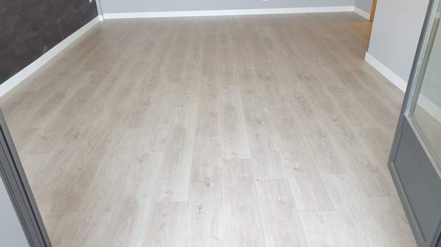 Salón terminado suelo y rodapié.