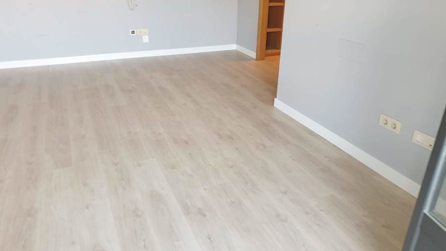 Salón terminado suelo y rodapié.