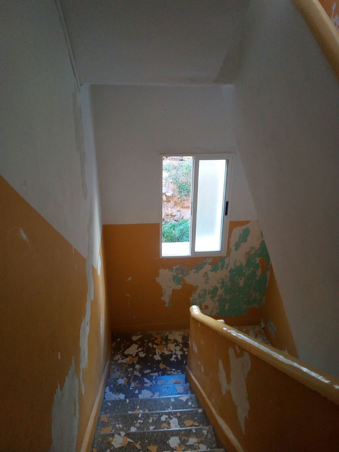 Saneado de paredes con grietas, desperfectos y humedades caja de escalera