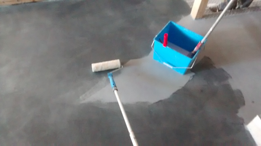 Sellar microcemento en suelo con resina