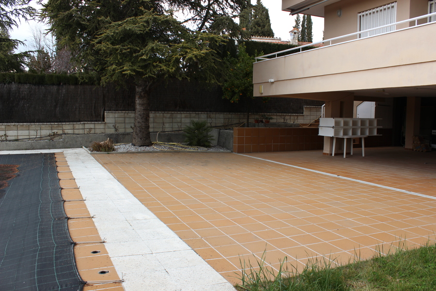 Acondicionamiento de Jardín,solado de Patio y Construcción de Caseta