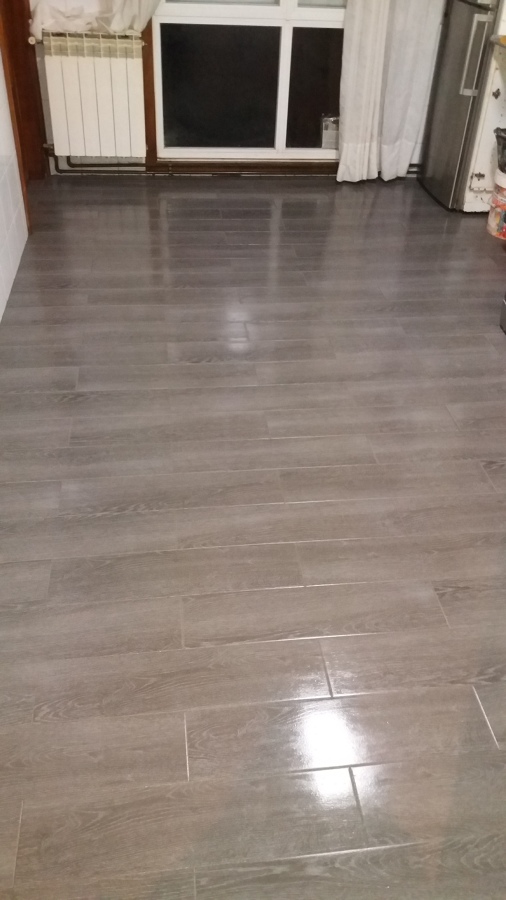 SUELO IMITACION MADERA GRIS