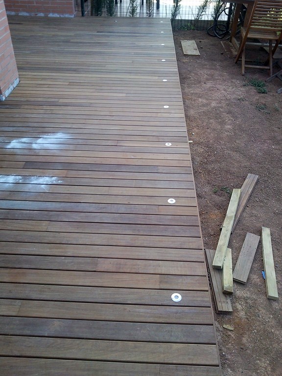 TARIMA EXTERIOR IPE CON FOCOS LED EMPOTRADOS
