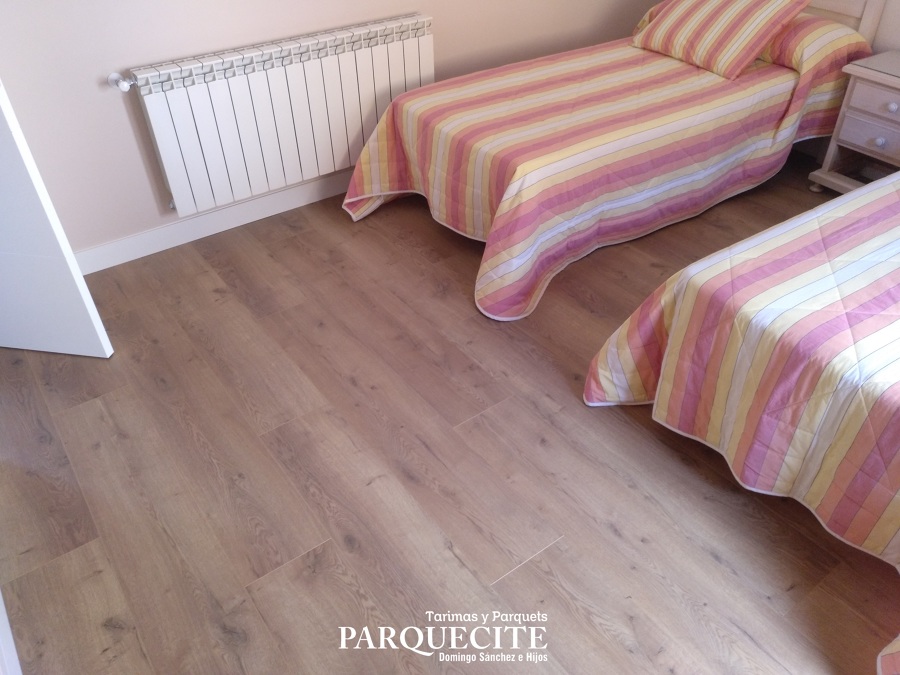 TARIMA LAMINADA AC5 KRONOTEX TOTTAL ROBLE BERLIN