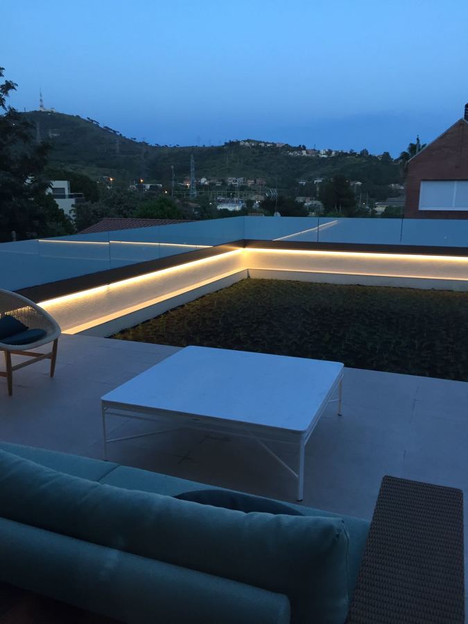 Terraza frontal de noche