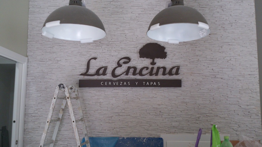 Tipografía con corpóreas sobre panel piedra