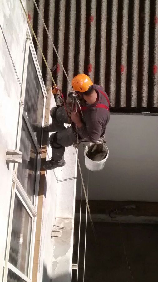 Trabajo en vertical con cuerdas reparacion de desperfecto en balcones de edificio