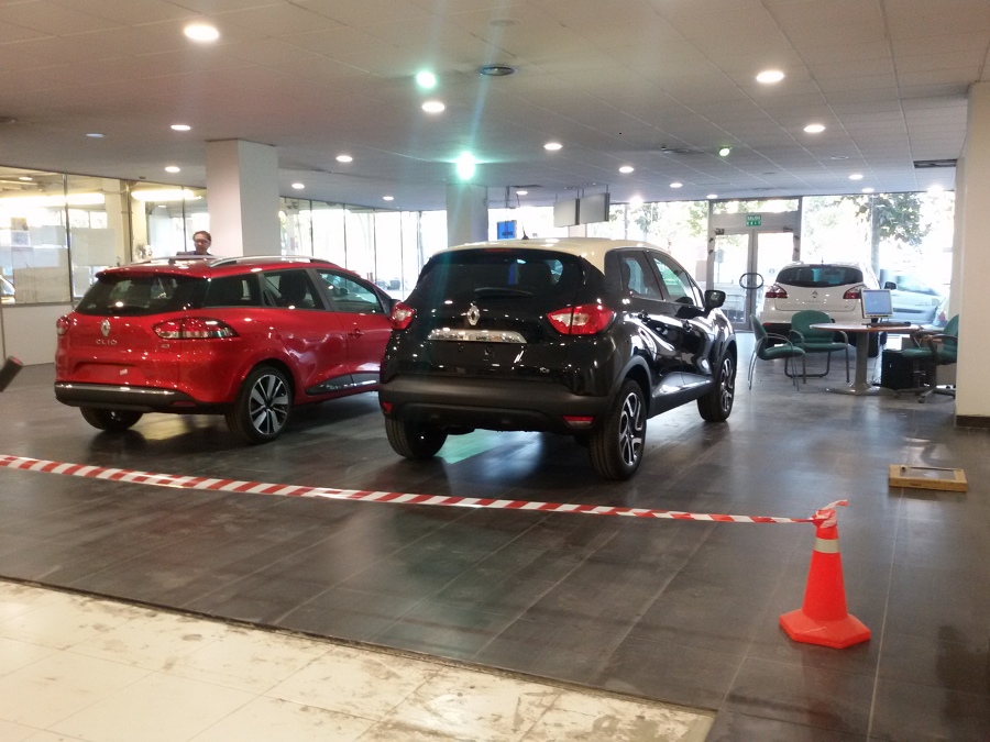 Trabajos avanzando sin dejar la exposión para los coches,