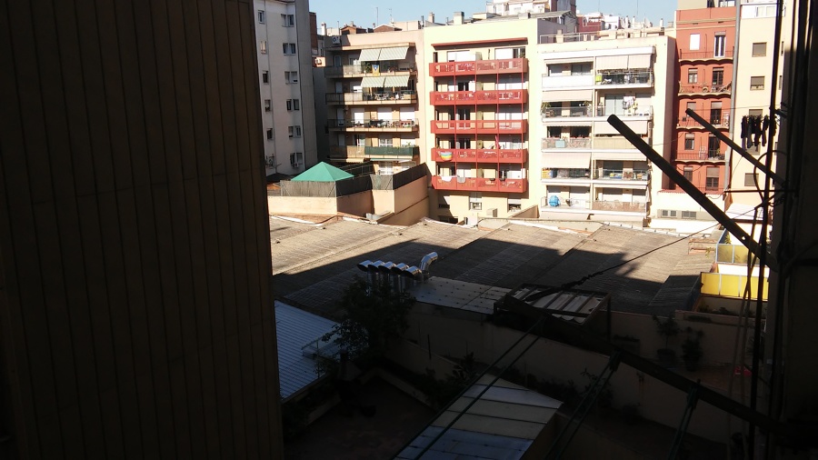 Tubos de ventilación en azotea de interior de manzana