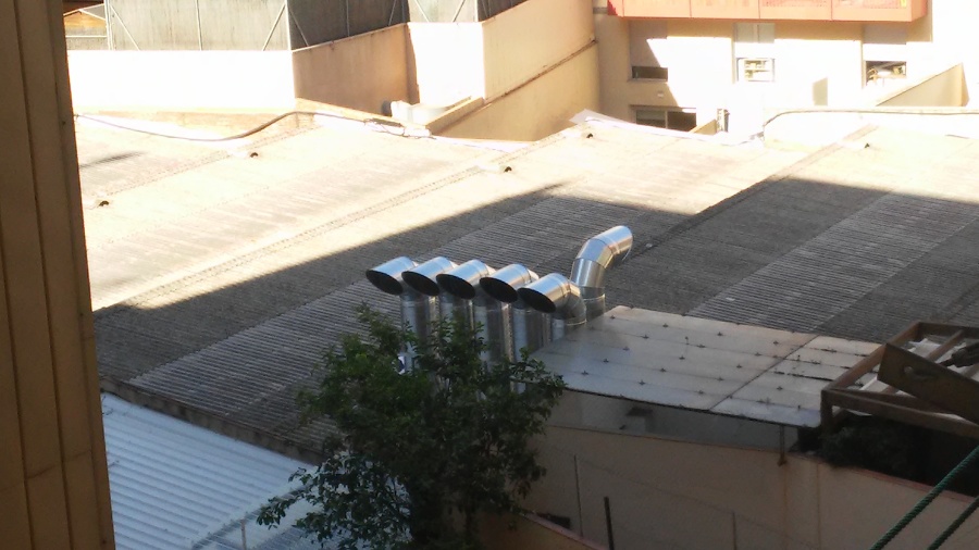 Tubos de ventilación en azotea de interior de manzana