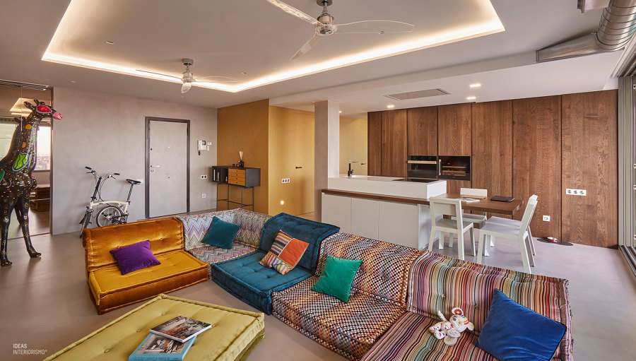 Un áticco con estilo, salón, entrada y pasillo.