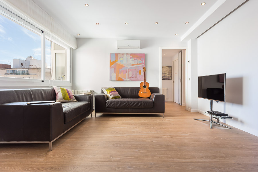 Instalación de parquet laminado en una vivienda de 85 metros ... Living rustico moderno parquet