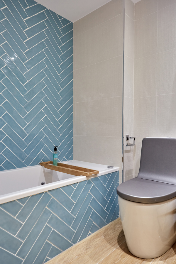 Una Vivienda: Dos Baños Diferentes